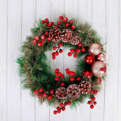 Венок новогодний 30см Шишки и красные ягодки