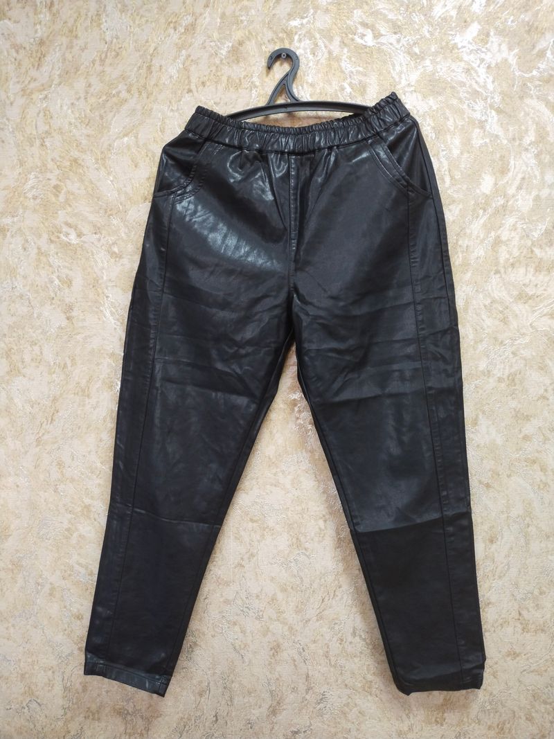 Штаны кожа черный на ремне